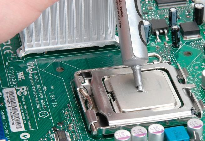 Powierzchnię procesora należy pokryć cienką warstwą pasty Blok radiatora należy umieścić w specjalnej ramce zamontowanej na płycie głównej.