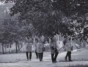 do 24 września Andrzej Baturo: Fotograficzne urywki Andrzej Baturo, Władza czuwa, z cyklu Warszawa Praga, 2. poł. XX w., Kolekcja Sztuki Galerii Bielskiej BWA 11 pełna kultura!