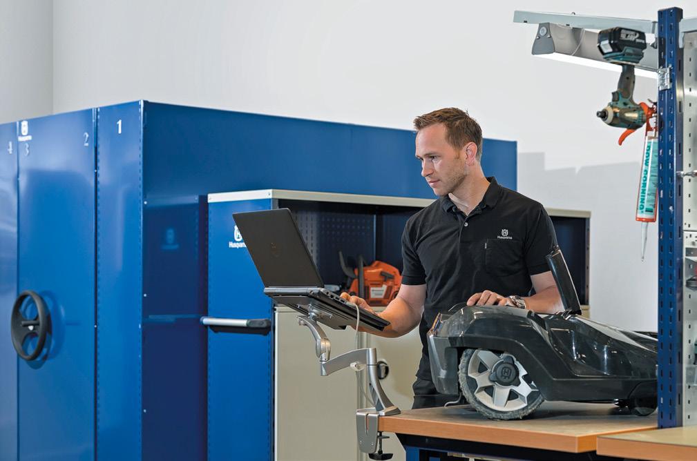 PROFESJONALNI MECHANICY DO USŁUG Nasi mechanicy dokładnie wiedzą co mają sprawdzić, aby Twoja kosiarka pracowała bezawaryjnie przez wiele lat.