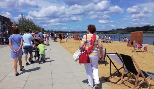 piaszczysta plaża, miejsca dla dzieci do chlapania i podskakiwania na sprężystych płytach oraz pawilony wystawowe i gastronomiczne oraz inne instalacje małej architektury.