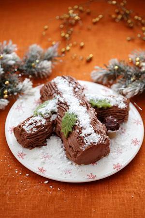 Tradycje związane z Bożym Narodzeniem FRANCUSKIE CIASTO - BUCHE DE NOËL NA BOŻE NARODZENIE składniki: Biszkopt: 6 żółtek 80 g cukru szczypta soli skórka