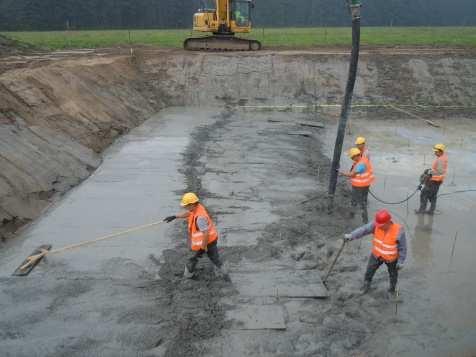 Po odwodnieniu terenu i wykonaniu wykopu ułożono chudy beton i zabetonowano odciążająca nieckę. Przerwę roboczą pomiędzy dnem a skarpami oraz styki ze ścianami komór uszczelniono taśmą bentonitową.
