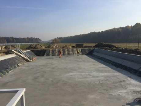 W projekcie bezkrytycznie wykorzystano standardowe rozwiązanie stosowane w warunkach bez wyporowego oddziaływania wody pogrubiono jedynie warstwę betonu podkładowego do 60 cm, tworząc w ten sposób