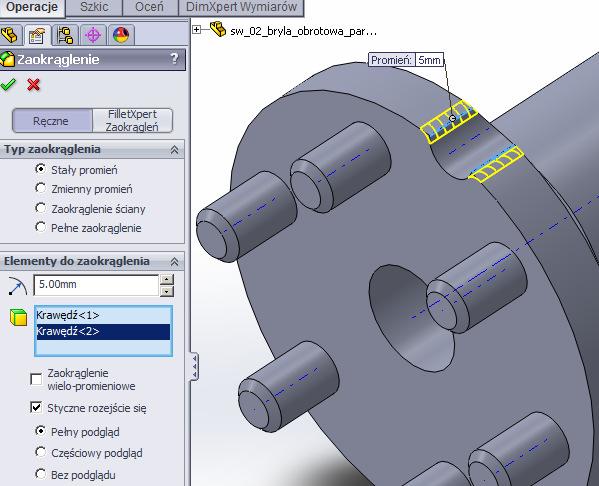 Krawędzie rowka zaokrąglimy promieniem 5mm. W tym celu na zakładce Operacje wybierzmy Zaokrąglenie, wpiszmy promień zaokrąglenia 5mm i wskażmy dwie krawędzie, rys. 21.
