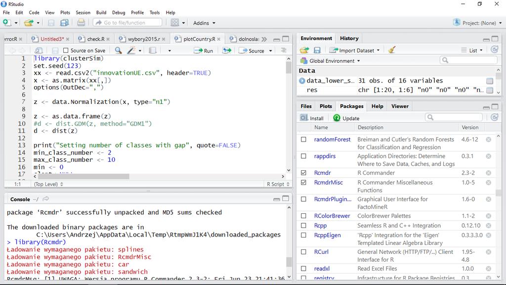 Zainstaluj programy R https://cran.r-project.org/ I R Studio https://www.rstudio.