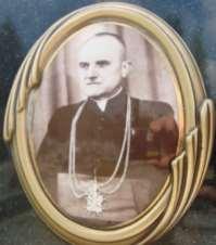 Monografia rzymskokatolickiej parafii św. Trójcy w Komarowie 113 Zdjęcie 47 Rok 2013, 9 czerwca. Ks. kanonik Stanisław Krynicki (zdjęcie na nagrobku; foto Henryk Kulik).