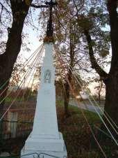 Monografia rzymskokatolickiej parafii św. Trójcy w Komarowie 165 Zdjęcie 83 Rok 2010, 10 października. Kapliczka Matki Boskiej, Ruszczyzna (foto Henryk Kulik).