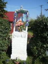 Przy figurze odbywają się nabożeństwa majowe i poświęcenia pól 924. 11.57. Figura Matki Boskiej, Wolica Brzozowa, 1946 Zdjęcie 85 Rok 2014, 18 września. Wolica Brzozowa. Figura Matki Boskiej (do spr.