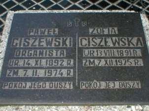 Monografia rzymskokatolickiej parafii św. Trójcy w Komarowie 187 Nagrobek 18 Rok 2001, 31 grudnia. Nagrobek Zofii i Pawła małżonków Ciszewskich (foto Henryk Kulik).