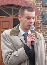 Monografia rzymskokatolickiej parafii św. Trójcy w Komarowie 215 Zdjęcie 95 Rok 2012, 1 listopada. Organista Karol Kusy (zdjęcie ze zbiorów parafii). 13.137.