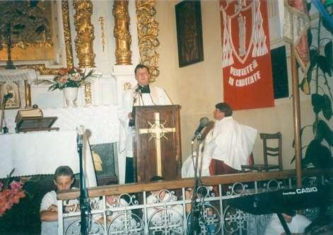 Po lewej biskup Jan Śrutwa, po prawej wikariusz parafii Grabowiec ks. Tomasz Bomba oraz Halina Załoga (zdjęcie ze zbiorów ks. Tomasza Bomby).
