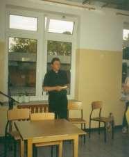 28 Monografia rzymskokatolickiej parafii św. Trójcy w Komarowie Zdjęcie 6 Rok 1997, lipiec. Parafia Grabowiec. Ks. Tomasz Bomba w świetlicy Szkoły Podstawowej w Grabowcu (zdjęcie ze zbiorów ks.