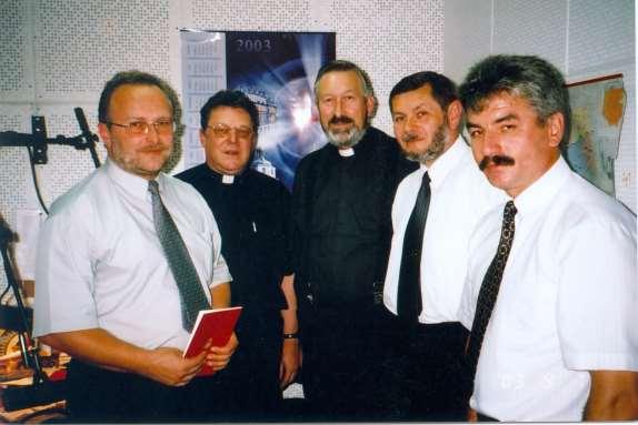 Monografia rzymskokatolickiej parafii św. Trójcy w Komarowie 29 Zdjęcie 8 Rok 2003. Redaktor radia ks. Tomasz Bomba z zaproszonymi, do studia, gośćmi: m.in. ks. Franciszkiem Nucią (zdjęcie ze zbiorów ks.