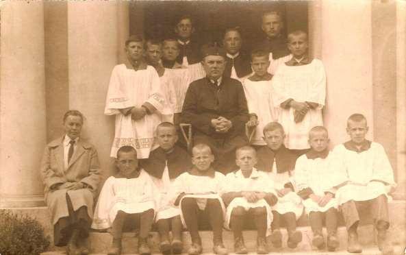 Monografia rzymskokatolickiej parafii św. Trójcy w Komarowie 79 parafii Suchowola 408 (12.02.1920-16.06.1939, dekanat lubartowski). Wspólnie z parafianami wybudował kościół 409.