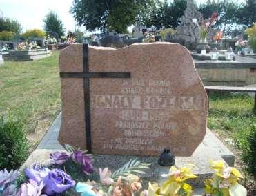Monografia rzymskokatolickiej parafii św. Trójcy w Komarowie 93 Nagrobek 7 Rok 2013, 18 sierpnia. Nagrobek ks. Ignacego Pożerskiego na cmentarzu w Dołhobyczowie (foto Henryk Kulik).