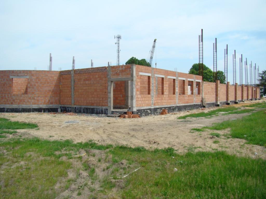 dokooczono budowę murów, wykonano dach, zamontowano stolarkę okienną i drzwiową, wykonano