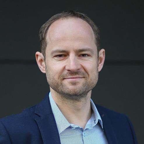 RAPORT DELab UW TAKSÓWKARZ CYFROWY PRZEDSIĘBIORCA PRZEDMOWA KRZYSZTOF URBAN dyrektor zarządzający mytaxi w Polsce Prezentujemy pierwszy raport poświęcony grupie cyfrowych taksówkarzy, który powstał
