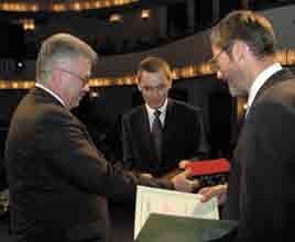 Wyróżnienie w kategorii: Ekoprodukt Katowicki Holding Węglowy S.A. ul. Damrota 18 40-022 Katowice tel. (032) 757 31 86 fax (032) 256 41 33 www.khw.