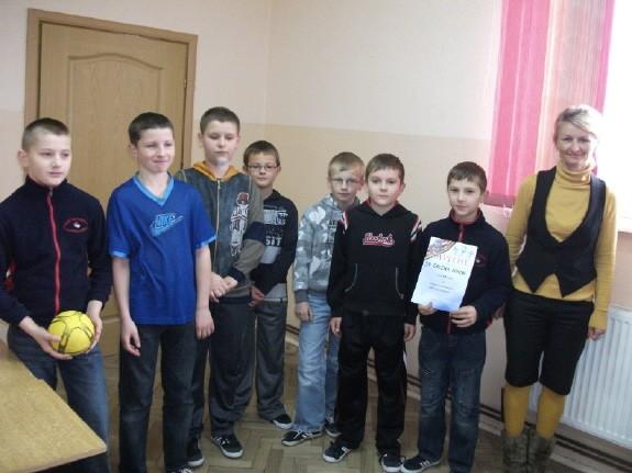 W nagrodę dziewczyny dostały dyplom oraz Drużyna dziewczyn I miejsce w Piłce Ręcznej piłkę do gry w piłkę ręczną.