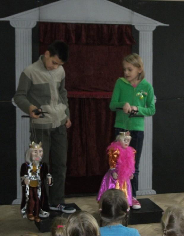 kolegę i koleżankę, jak poruszać marionetkami, a potem razem dali krótki występ.