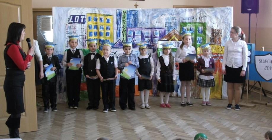 Najmłodsi uczniowie naszej szkoły dostali dyplomy oraz tarcze, które można przypiąć na koszulkę. Po skończonej akademii wraz ze starszymi kolegami pierwszaczki bawili się na dyskotece.