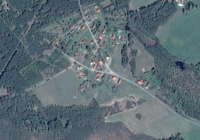 24 a) Chaberkowo b) Łajs Rys.9. Przykłady spontanicznego osadnictwa na terenie gminy - zachowane formy: a) Chabrkowo, b) Łajs.