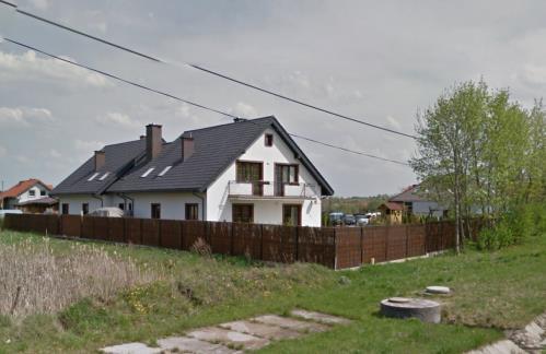 27 i materiałach ustawione chaotycznie raz prostopadle, raz równolegle do drogi, o różniej kolorystyce