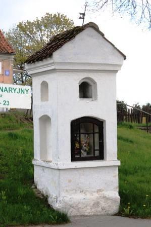 zarówno w miejscowościach jak i poza nimi. Są przepięknymi akcentami przydrożnymi, stanowiącymi ważne elementy kulturowe i przestrzenne.