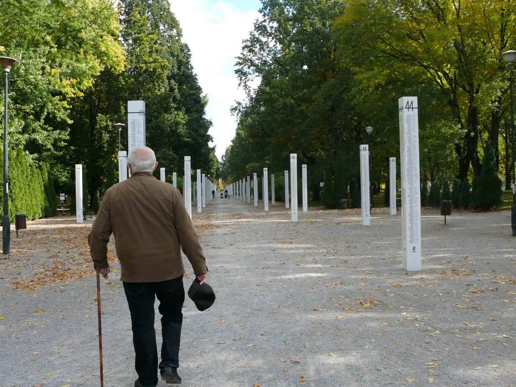 93 bryły prezentujące 57 189 nazwisk poległych lub zaginionych mieszkańców Warszawy.