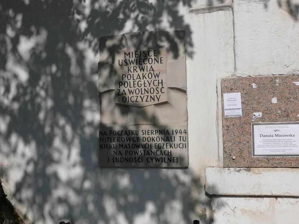 Tablica znajdująca się przy wejściu na teren Kościoła pw. św. Wawrzyńca, jednej z najstarszych budowli na terenie Woli.