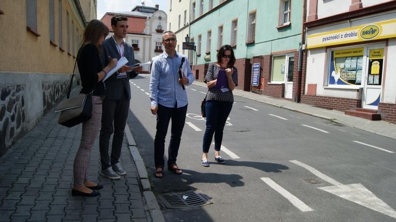 Zdjęcie 34. Spacer badawczy Fot. Urząd Miejski w Jarocinie e) wywiady pogłębione z mieszkańcami przeprowadzone były w okresie od 16 czerwca 2016 r. do 8 lipca 2016 r.