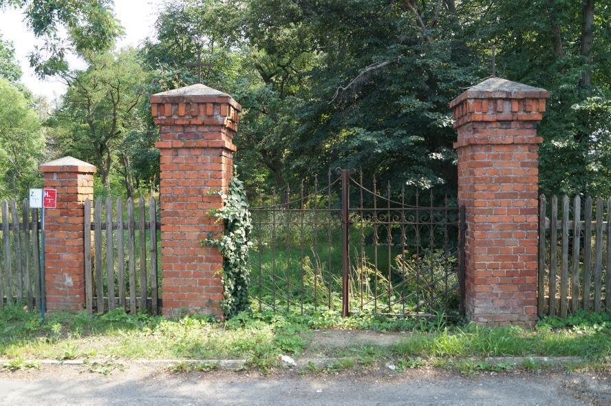 Witczak - Brama boczna w zespole