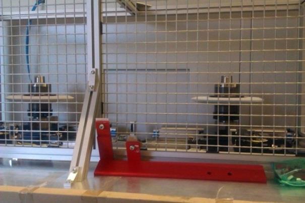 Rys. 17. Widok zmieniarki ściernic szlifierki profilowej typu 1200 TITAN firmy Gleason - Pfauter Rys. 18. Urządzenie do superfinishingu kół zębatych do średnicy 800 mm. Rys. 19.