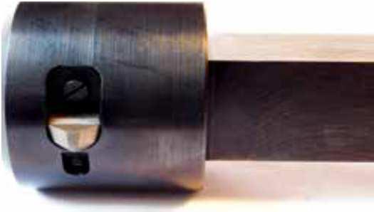 Fazownik samoczynny z ostrzem... 483 Rys. 2. Narzędzie do fazowania z ostrzem napinanym sprężyną śrubową Fig. 2. A tool for chamfering with a blade tensioned by the helical spring 3.