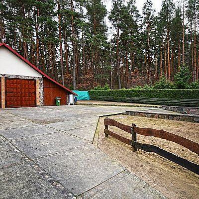 Nieruchomość gruntowa o powierzchni 1310 m2, zabudowana budynkiem