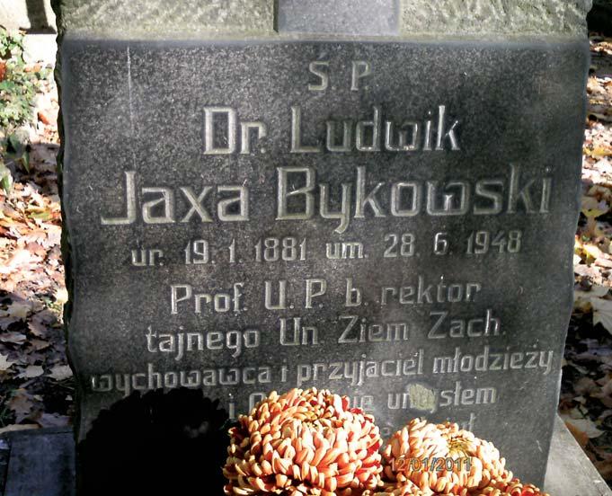 Listopadowe mogiły... Od kilku lat na przełomie października i listopada członkowie SAUAM odwiedzają groby zasłużonych dla Uniwersytetu rektorów, profesorów, nauczycieli akademickich. FOT.
