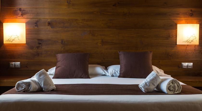 Hotel Magic Ski**** w La Massana Hotel Magic Ski znajduje się w centrum miasteczka La Massana w Andorze. Jest to elegancki i ładny obiekt, usytuowany w pobliżu najważniejszych ośrodków narciarskich.