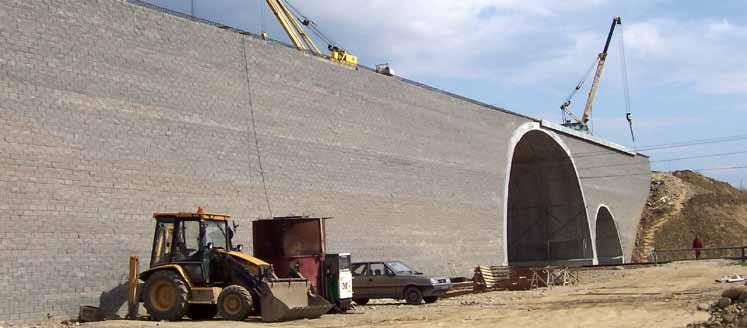 Rozwiązania systemowe TensarTech Wall, takie jak ta ściana w systemie TW1, sprawdzają się w skomplikowanych zastosowaniach i są wystarczająco uniwersalne, aby sprostać zarówno wymaganiom technicznym