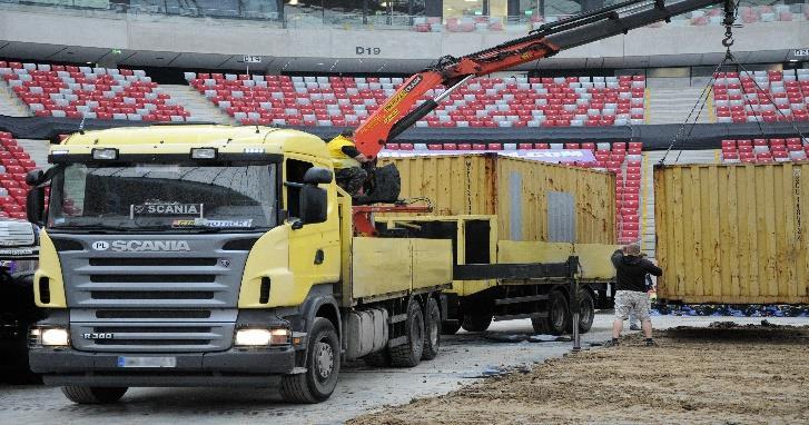 umożliwiającego sprawny załadunek oraz rozładunek przedmiotów transportu o istotnych gabarytach, tj. hydraulicznego dźwigu samochodowego HDS.