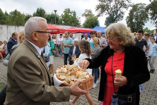 szacunku. Dziękował też pracującym na roli, że nie brak im hartu ducha oraz wytrwałości.