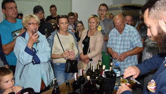Z ŻYCIA W NUMERZE GMINY Winnica Dwórzno Winne święto strzałem w dziesiątkę Degustacje win, winobranie oraz gry, konkursy i występy towarzyszyły pierwszej edycji Święta Wina.