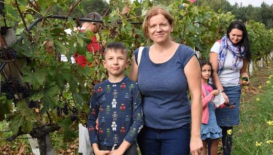 Tajniki winiarskiej sztuki odsłaniał Wiktor Gowin, właściciel winnicy w Dwórznie. Opowiadał o procesie produkcji oraz wykorzystywanych w nim urządzeniach. Doradzał też jak degustować wino.