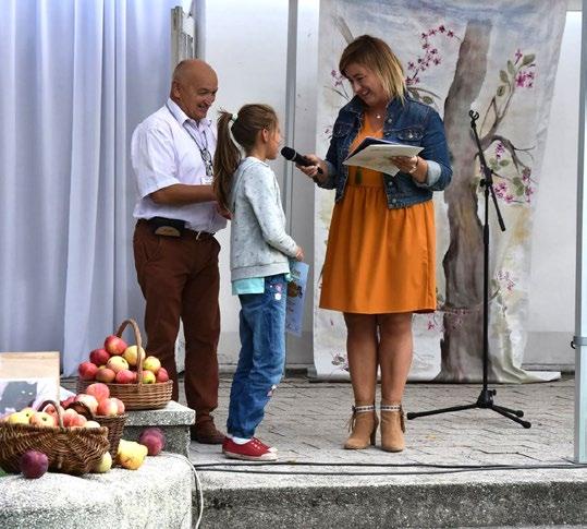 Liczne stoiska prowadzili także rękodzielnicy sprzedający drewniane rzeźby, ręcznie wyrabiane poduszki oraz gastronomię.