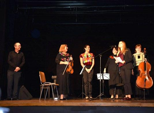Z ŻYCIA W NUMERZE GMINY Adama Maklakiewicza tango Siedem czerwonych róż. Artyści zagrali je dwukrotnie raz w wersji instrumentalnej, raz z towarzyszeniem śpiewu wszystkich zgromadzonych.