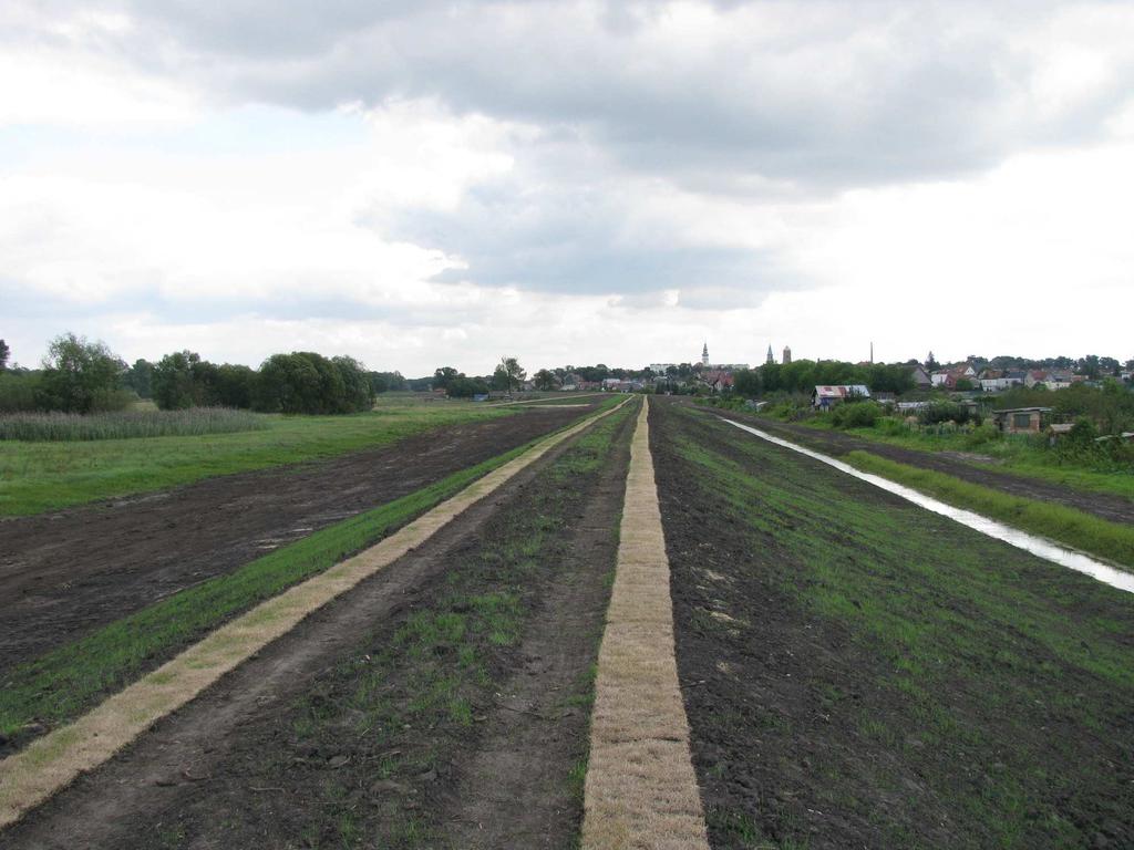 Fot. 1 Korona wału w końcowym etapie budowy (źródło: Lubuski Zarząd Melioracji i Urządzeń Wodnych w Zielonej Górze) Rowy przywałowe: R-l, R-2, R-3 mają za zadanie odprowadzenie wód z terenu zawala do