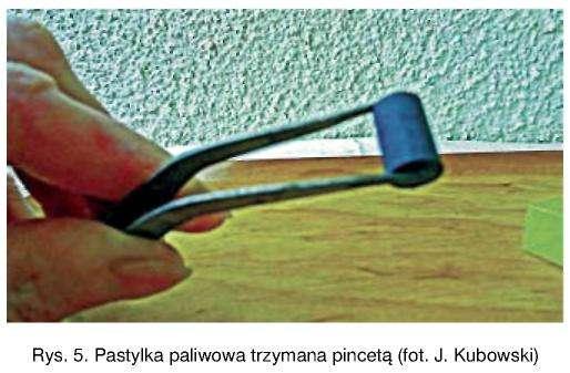 W literaturze anglojęzycznej nosi ono nazwę pellet cladding interaction (PCI): wzajemne oddziaływanie między koszulką i pastylką paliwową.