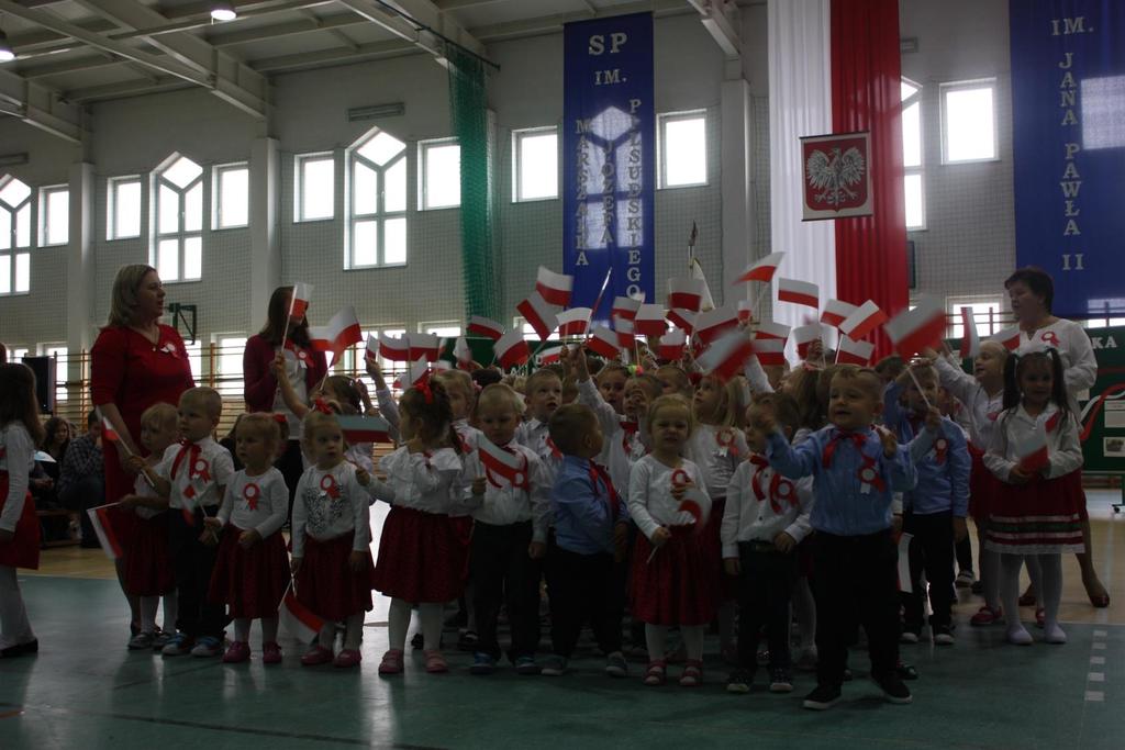 WYSTĘP PRZEDSZKOLAKÓW NAJMŁODSI Z DUŻYM ZAANGAŻOWANIEM