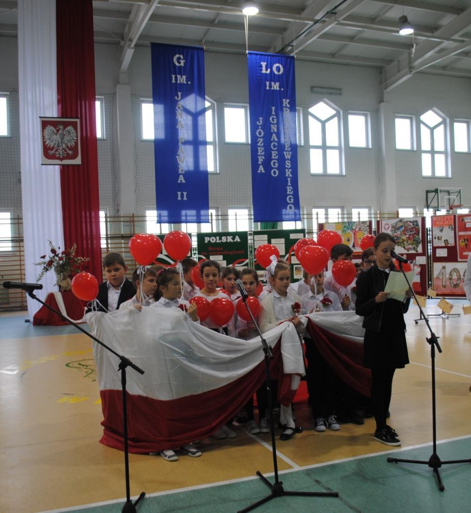 KONCERT PIEŚNI PATRIOTYCZNYCH W TRAKCIE KONCERTU ROZBRZMIAŁY NUTY PIEŚNI, KTÓRE W TRUDNYCH DLA NARODU MOMENTACH WYRAŻAŁY WIARĘ W