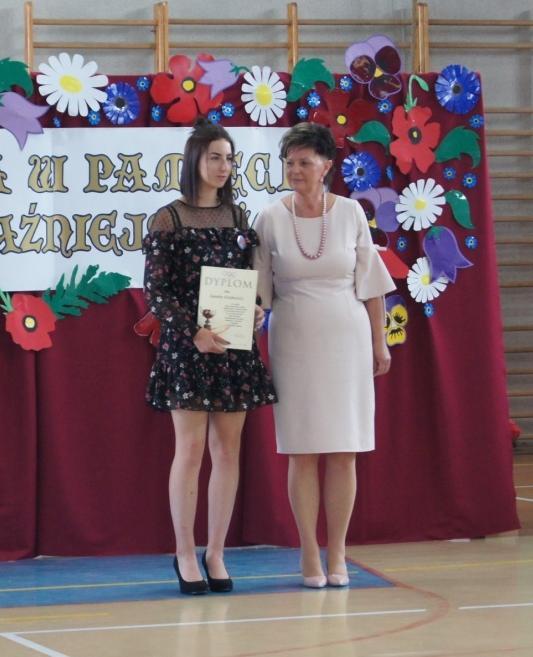 SZKOŁA PODSTAWOWA Karina Kłos- klasa IV a Maja Ziętek- klasa IV a Kacper Romuk- klasa IV b Oliwia Okoń- klasa IV b