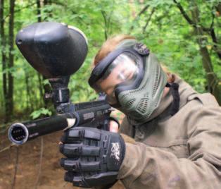 czas zajęć marker paintballowy, mundur, maskę oraz kamizelkę ochronną; przez cały obóz ma do dyspozycji 600 kul (możliwość dokupienia dalszych).